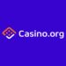 Logo de la empresa Casino.org sobre fondo azul.