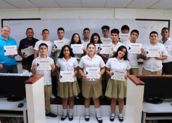 Niños mostrando su certificado