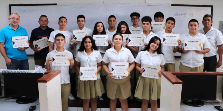 Niños mostrando su certificado