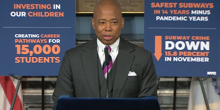 Adams también destacó la importancia de adoptar tecnologías emergentes. Fuente: @NYCMayor.