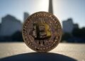 Alejandro Rothamel habla sobre las regulaciones a las criptomonedas en Argentina. - Imagen generada mediante Grok, por CriptoNoticias.
