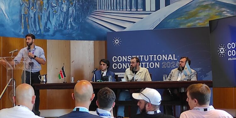 Sentados, de izquierda a derecha: Mauro Andreoli, Charles Hoskinson y Adam Rusch. Fuente: CriptoNoticias.