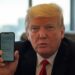 Donald Trump con una wallet móvil