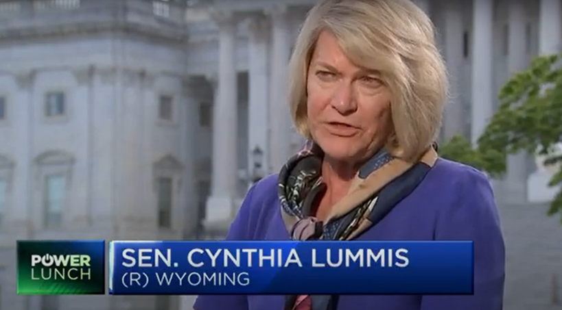 : Cynthia Lummis en una entrevista hablando a favor de Bitcoin. 
