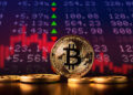 La caída de bitcoin se acentúa. Fuente: adrian_ilie825; mordecio/ stock.adobe.com