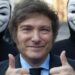 Javier Milei y hombres enmascarados