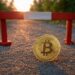 Bitcoin se enfrenta a una barrera que le impide seguir al alza. Fuente: Grok.