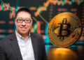 Mow sostiene que la adopción acelerada de bitcoin elevan la posibilidad de un “Omega”. Composición por CritpoNoticias. asiatechdaily.com ; Photo And Art Panda / stock.adobe.com.