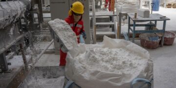 El carbonato de litio tiene usos en distintas industrias, como la energética y la farmacéutica. Fuente: informesursur.