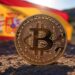 Imagen de IA sobre Bitcoin y una bandera española en el fondo.