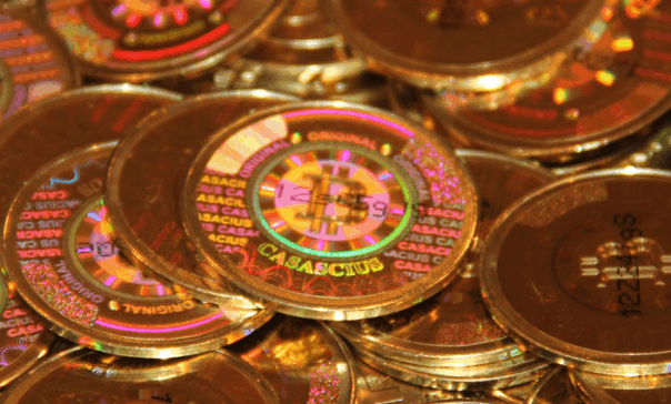 Varias monedas de bitcoin Casascius.