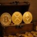 BTC, ETH y XRP en un cofre del tesoro.