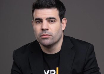 Patricio Mesri en primer plano con vestimenta ejecutiva y camisea negra con el logo de Bybit.