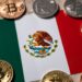 Bandera de México rodeada de monedas físicas con el logo de bitcoin.