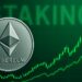 Una moneda física de Ethereum con gráficas verdes y la palabra staking de fondo.