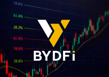 Logo de BYDFi en primer plano sobre un fondo de gráficos de trading con velas y líneas técnicas