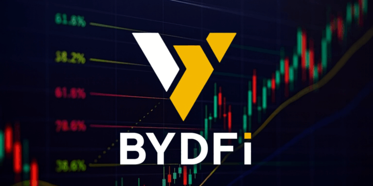 Logo de BYDFi en primer plano sobre un fondo de gráficos de trading con velas y líneas técnicas