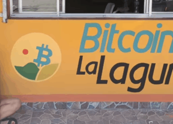 La fachada de una vivienda en la que se lee Bitcoin La Laguna con el logo de la iniciativa comunitaria.