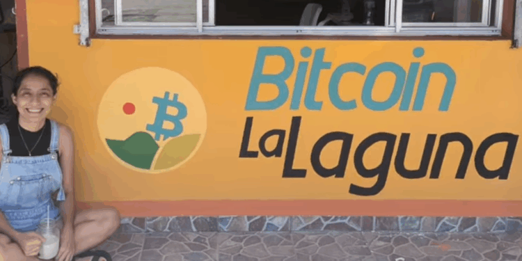 La fachada de una vivienda en la que se lee Bitcoin La Laguna con el logo de la iniciativa comunitaria.