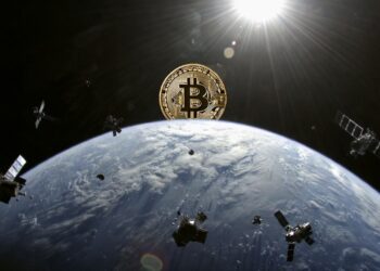 Una moneda de Bitcoin en el espacio, por encima del planea Tierra, rodeado de satélites.