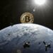 Una moneda de Bitcoin en el espacio, por encima del planea Tierra, rodeado de satélites.