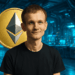 Vitalik Buterin junto a una moneda de Ethereum.