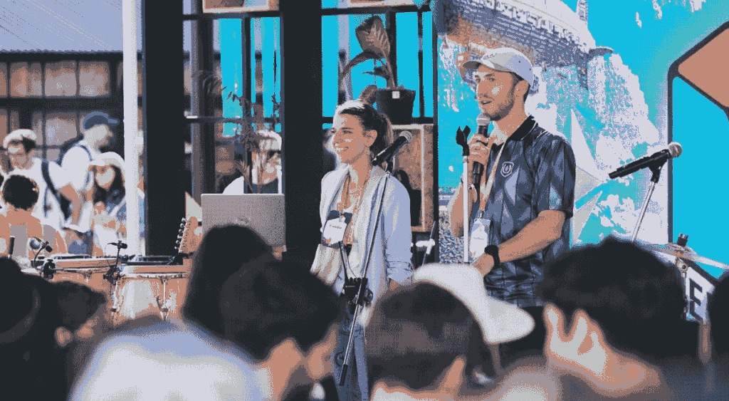 Candela Fazzano junto a otro miembro del equipo organizador de Devconnect Argentina 2025.