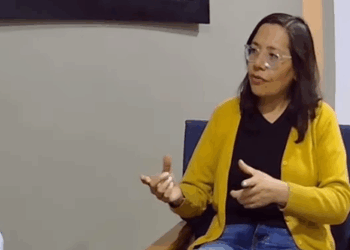 Cecilia Contreras, miembro de AsoBloclchain Bolivia conversa durante una entrevista.