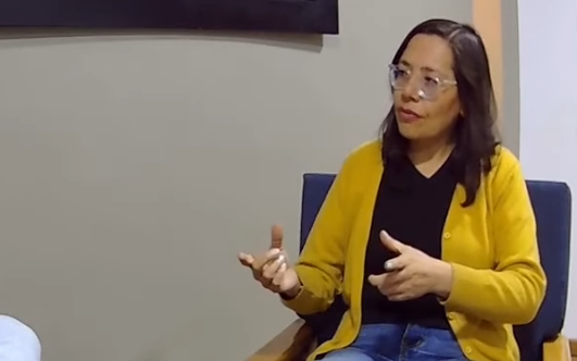 Cecilia Contreras, miembro de AsoBloclchain Bolivia conversa durante una entrevista.