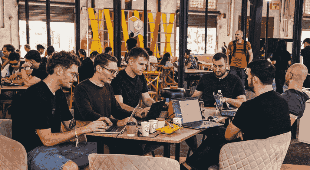 Un grupo de personas trabajando con laptos en mano. en trabajo colaborativo.