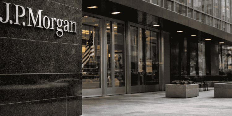 Fachada del edificio de JP Morgan, con su logotipo visible, entrada acristalada y plaza exterior vacía.