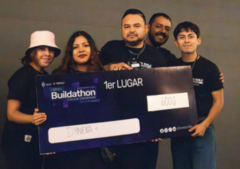 Un grupo de personas sosteniendo el primer premio del Buildethon de desarrollo de dApps en Bolivia.