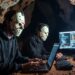 Hackers operando en un centro de computación dentro de una cueva.