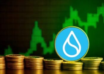 Monedas físicas apiladas, con el logo de SUI y gráficas de mercado en verde en el fondo.