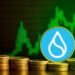Monedas físicas apiladas, con el logo de SUI y gráficas de mercado en verde en el fondo.