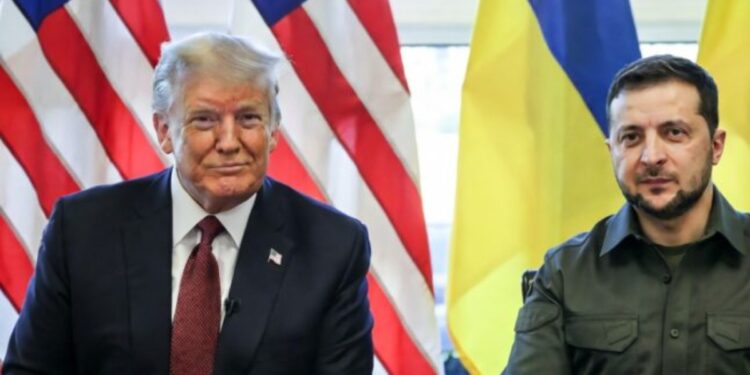 Los rostros de Trump y Zelensky frente a las banderas de Estados Unidos y Ucrania.
