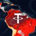 Un mapa de calor Latinoamérica con un logo de Tether suspendido en el espacio.