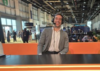 Alejandro de la Torres sonríe ante una cámara durante una entrevista.