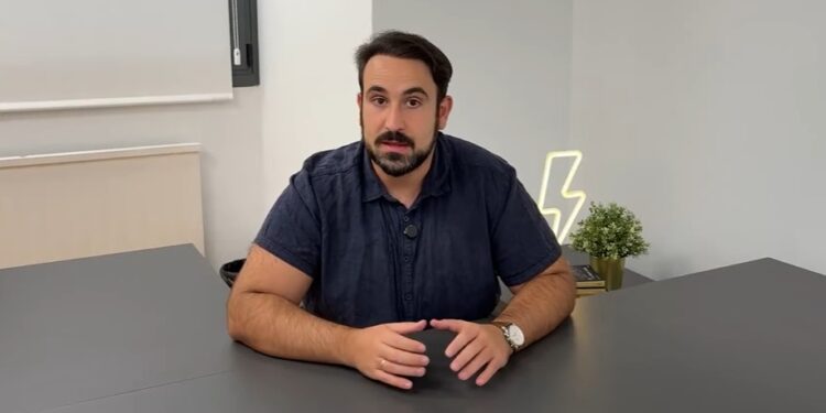 Álvaro D. María, autor sobre bitcoin, sentado en una mesa.