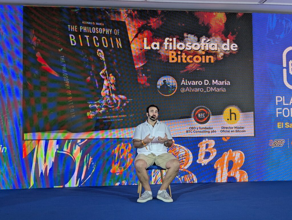 Álvaro D. María, autor sobre bitcoin, participa en una charla.