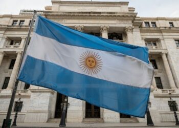 Bandera de Argentina frente a un edificio público.