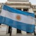Bandera de Argentina frente a un edificio público.