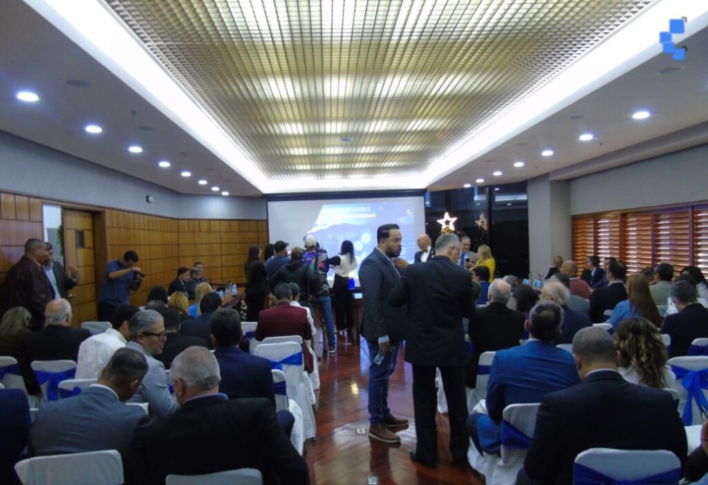 Fotografía a los asistentes de la mesa técnica de criptoactivos de Cavecom-e