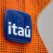 Fotografía del logo del banco brasileño Itaú.