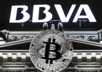 Logo del BBVA junto a un logo de BTC, arriba de un edificio.