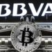 Logo del BBVA junto a un logo de BTC, arriba de un edificio.