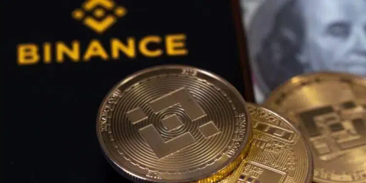 Logo de Binance detrás de varias monedas