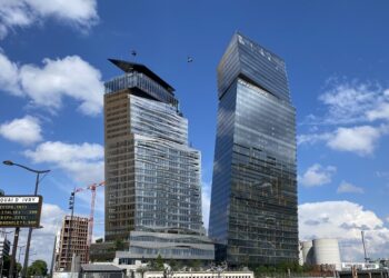 Vista diurna de dos rascacielos en el distrito financiero de París, a la derecha el edificio Tour First con el logo GROUPE BPCE.