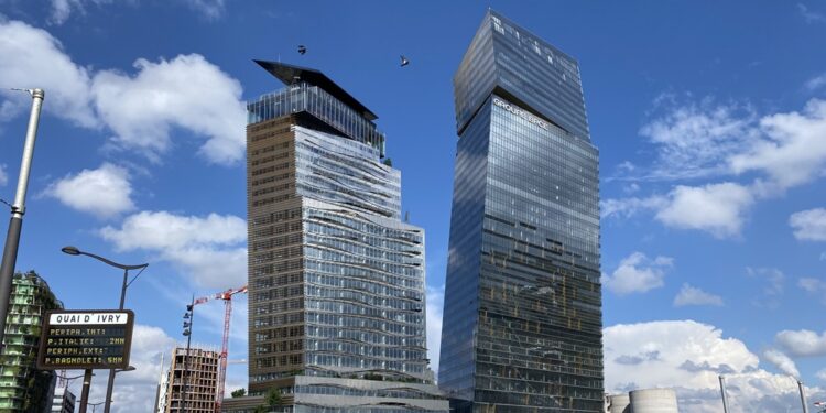 Vista diurna de dos rascacielos en el distrito financiero de París, a la derecha el edificio Tour First con el logo GROUPE BPCE.