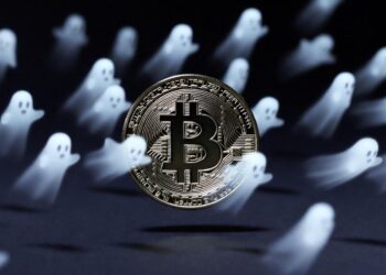 Fantasmas vuelan alrededor de una moneda física de bitcoin.